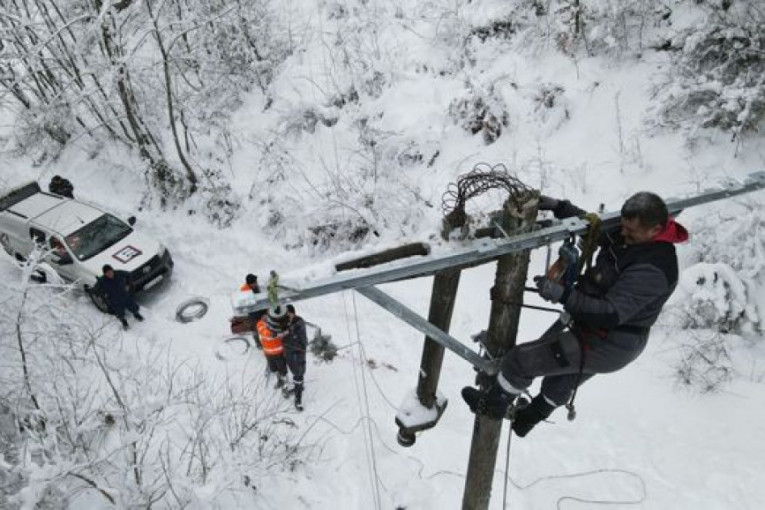 Sneg napravio haos u Ivanjici: Meštani ostali bez struje, nadležne ekipe satima pokušavaju da poprave kvar!
