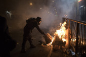 Policajac spaljen na protestima u Peruu: Besna rulja opkolila policijsko vozilo i zapalila ga, nije mu bilo spasa!