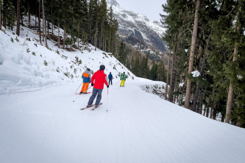 Damir uplatio skijanje, ali pošto ga šef nije pustio, otvorio bolovanje! Ubrzo je razotkriven, pratio ga privatni detektiv
