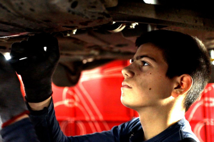 Nikola ima 14 i najmlađi je auto-mehaničar u Srbiji: Cilj je da naučim zanat i lepo se provedem, a ne da zaradim! Novac dođe i prođe! VIDEO