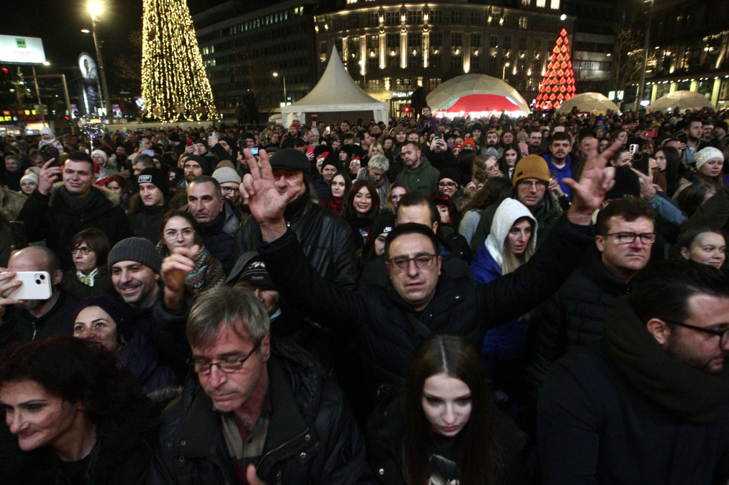 Srećna srpska Nova godina! Građani na Trgu republike dočekali ponoć, spektakl sa Kule Beograd (FOTO)