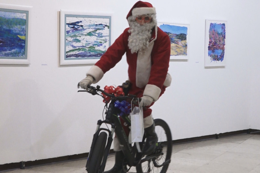 U Čačku Deda Mraz deli poklone,  ali ih i dobija: Jedini vozač rikše u Zapadnoj Srbiji dobio novo prevozno sredstvo (FOTO)