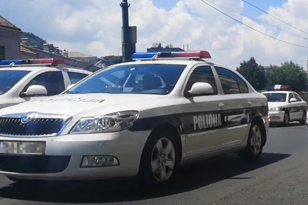 Užasna nesreća u Bosni: Automobil podleteo pod autobus FK Velež, mladić preminuo, bore se za život deteta