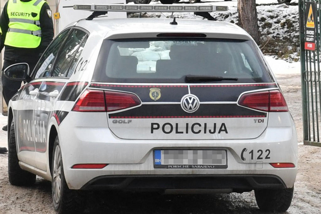 Policajci napravili lom u kafani u Modriči: Lomili inventar, pa nasrnuli na dve osobe! Kolege ih odmah uhapsile