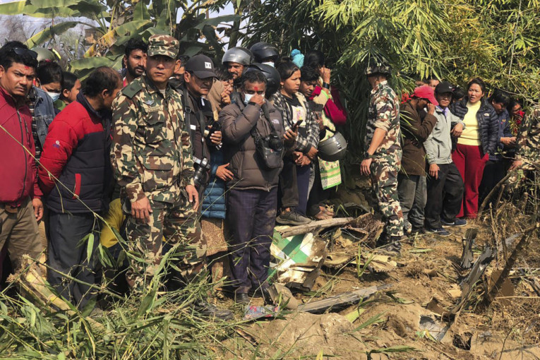 Srušio se avion u Nepalu, stradalo svih 72 putnika!? Snimljen trenutak pada, a potom dim i panika (FOTO/VIDEO)