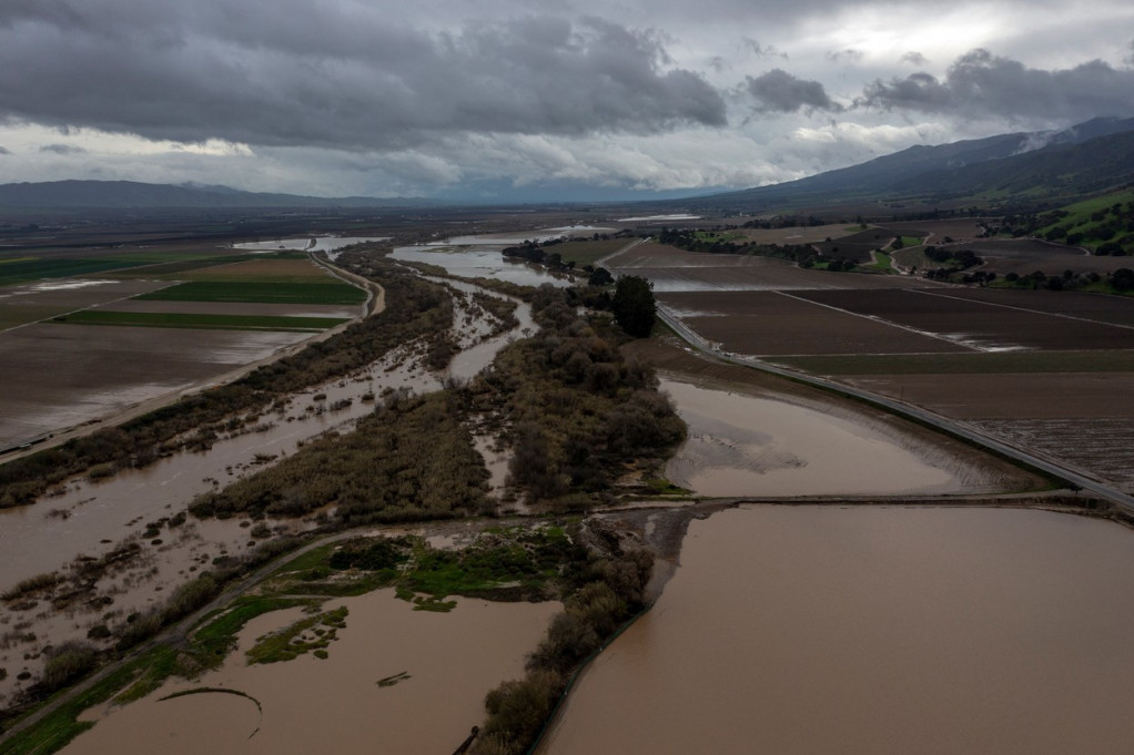 Panika u Kaliforniji: Zbog poplave i izlivanje reke evakuisano najmanje 8.500 ljudi