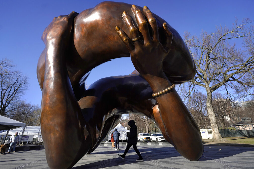 Spomenik Martinu Luteru Kingu izazvao buru: "Gde su im glave?" (FOTO/VIDEO)