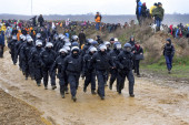 Sukobi zbog evakuacije nemačkog sela: Aktivisti neće rudnik lignita, povređene desetine policajaca (VIDEO)