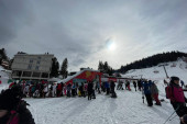 Masovno otkazivali rezervacije jer snega nije bilo, sad kad je pao ponovo hrle na ovu planinu: Staze na Jahorini pune skijaša! (FOTO)