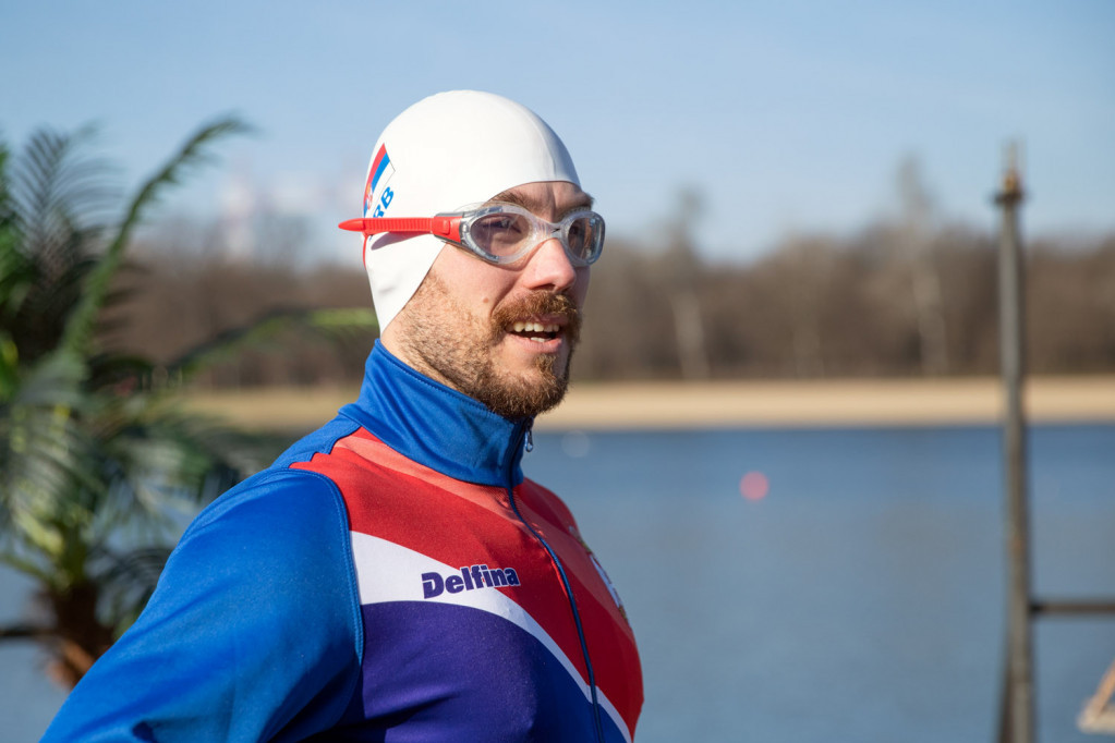 Ne glumi superheroja, već samo sluša svoje telo: Marko Mažar (37) prkosio je zaleđenom Dunavu plivajući na -20 (FOTO/VIDEO)