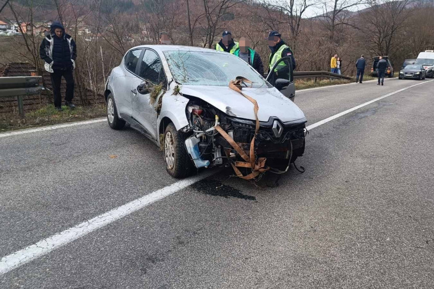 Drama kod Prijepolja: Vozač izgubio kontrolu, sleteo niz liticu i zamalo upao u Lim! (FOTO)