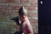 Dečak u pelenama vitlao pištoljem, pa čak i povukao okidač: Zgrožene komšije pozvale policiju (VIDEO)