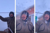 U gradu Jakutsku -51 stepen: Video-snimak čoveka koji pravi mehuriće od leda postao viralan (VIDEO)