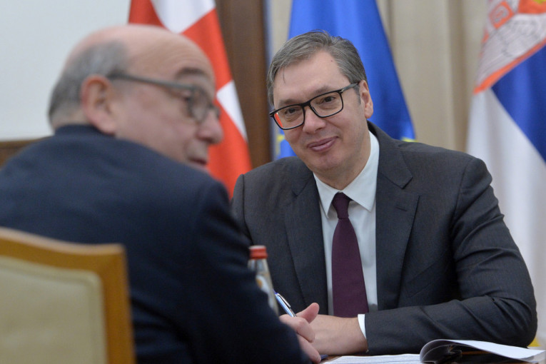 Srbija odlučna u politici očuvanja mira i stabilnosti u regionu: Predsednik Vučić razgovarao sa Stjuartom Pičom