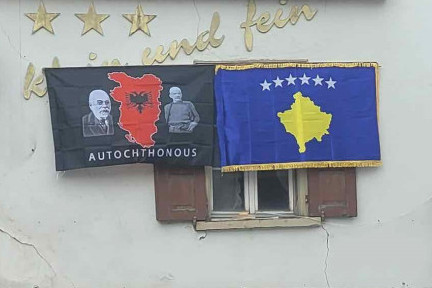 Skinute zastave tzv. Kosova i "velike Albanije" kod Vučićevog hotela u Davosu