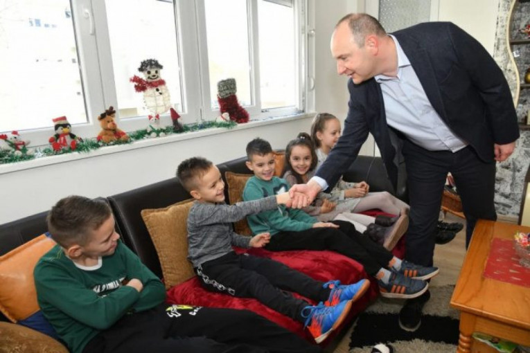 "Negujmo porodične vrednosti": Gradonačelnik Novog Sada Milan Đurić posetio sedmočlanu porodicu u Futogu (FOTO)