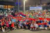 Okupila se i druga Novakova porodica: Zastave, transparenti i pesma navijača u Melburnu (VIDEO)