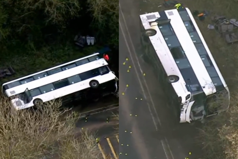 Prevrnuo se autobus sa 70 putnika u Britaniji: Povređene čak 54 osobe! (VIDEO)