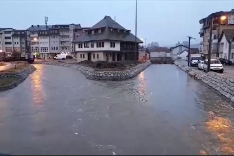 U Sjenici prestala kiša, u Raški spremno čekaju udarni talas! Noćas se izlila reka Grabovica, poplavljeno 40 objekata