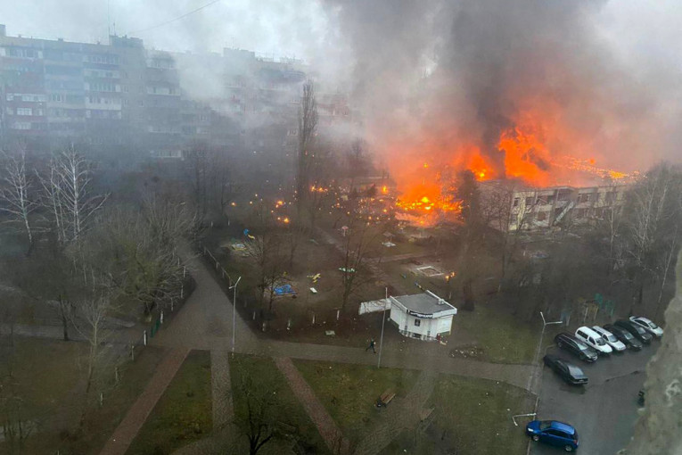 Prvi detalji pada helikoptera na vrtić u Ukrajini: U letelici bilo 9 osoba, među poginulima roditelji dece i prolaznici (VIDEO/FOTO)