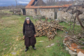Baka Milica ima 100 i jedina je povratnica u dalmatinsko selo Dabar: Nije znala kako će prezimiti zimu, a onda je dobila besplatna drva