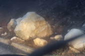 Odron na magistralnom putu kod Nove Varoši: Kamenje se survalo na kolovoz, vozači se pozivaju na dodatan oprez! (FOTO)