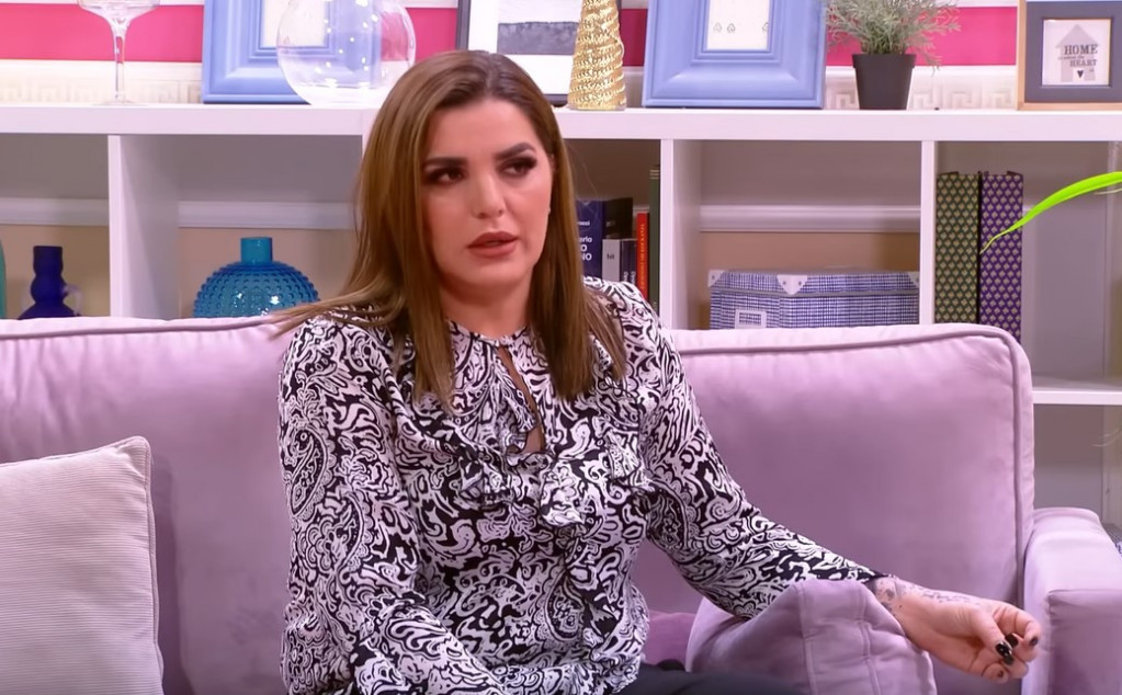 "Dođi da te naučim pameti, govedo matoro!" Pevačici pala roletna zbog nepristojnih gostiju na tezgi (FOTO)