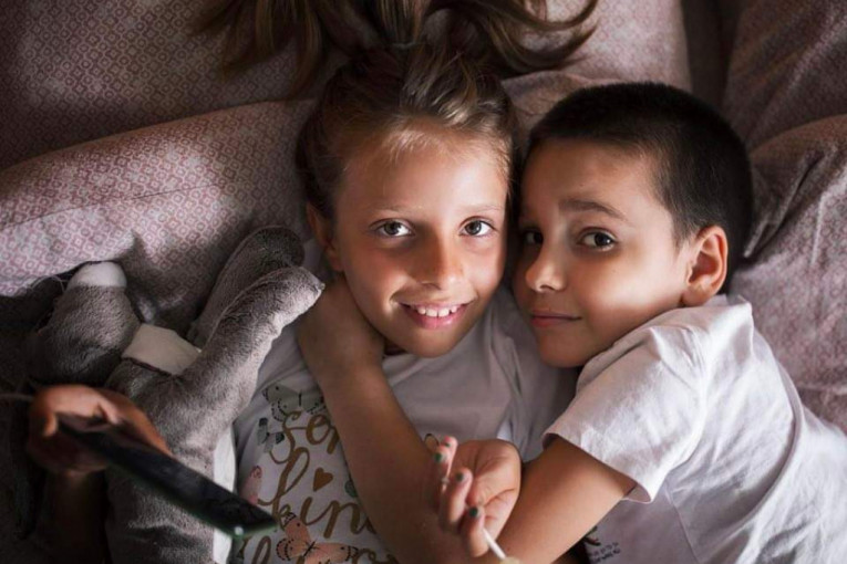 Mali Miloš (7) i njegova sestrica (8) rasplakali su Srbiju: Majka za 24sedam otkrila - trenutno su razdvojeni  (FOTO)
