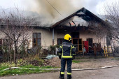 Strahovit požar kod Ivanjice: Gori kuća, vatra progutala krov!