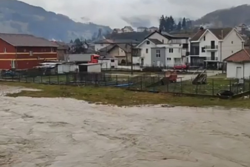 Situacija je alarmantna! Poplavljena domaćinstva u Bošnjačkoj mahali, evakuiše se stanovništvo