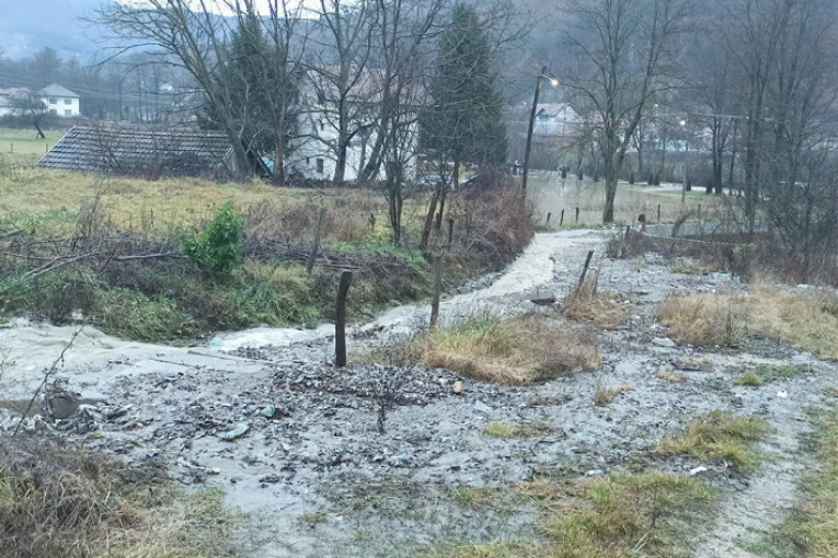 Poplavljeno oko 30 domaćinstava u Koceljevi: Proglašena vanredna situacija, građani se bore sa bujicom i blatom