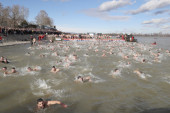 Kakav gest na Bogojavljenje u Čačku: Plivao za Časni krst, a kad je izašao iz vode, uradio nešto neočekivano! (FOTO)