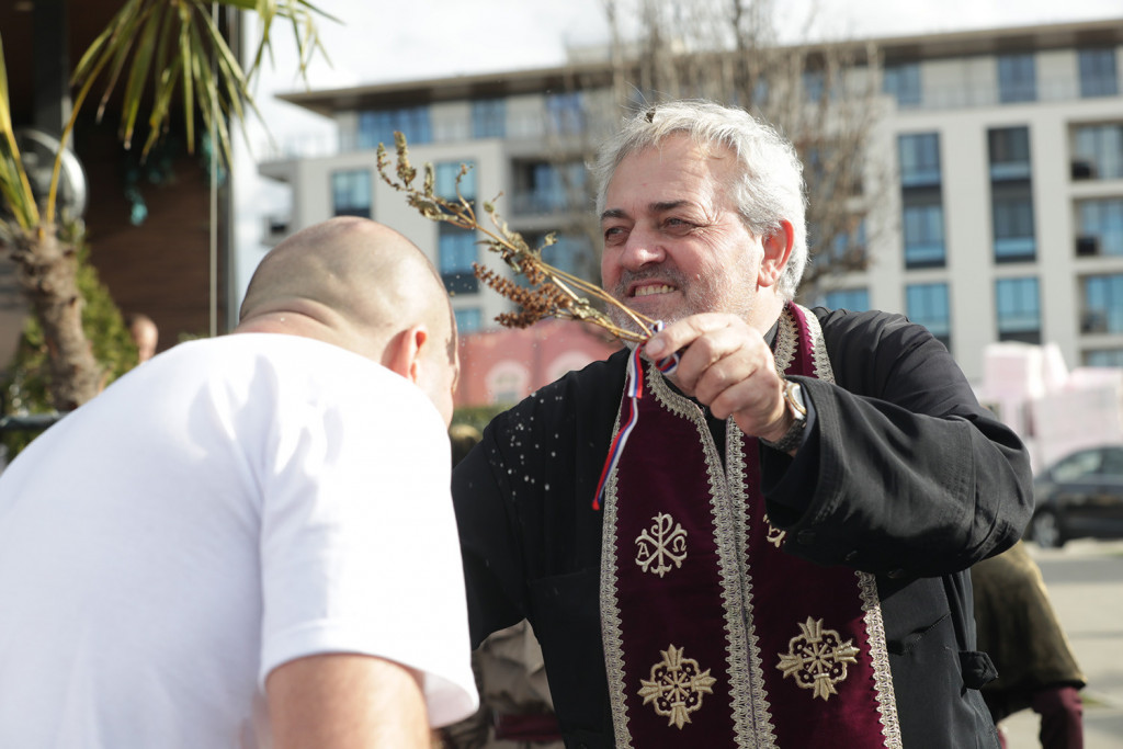 BOG SE JAVI! Evo šta danas treba da uradite za zdravlje i sreću!