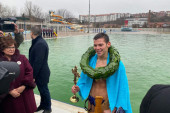 Najmlađi učesnik prvi do Časnog krsta! Najveća niška opština organizovala tradicionalnu manifestaciju (FOTO)