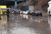 Nastavak terora nad Srbima: Policija tzv. države Kosovo zabranjuje ulazak vozilima sa KM tablicama