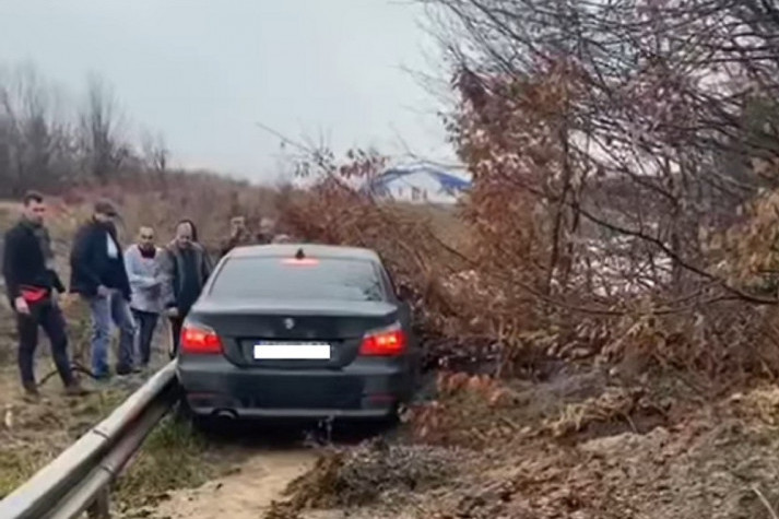 Haotična situacija u Novom Pazaru: Brdo palo na automobil u pokretu - unutra bili žena i deca! (VIDEO)