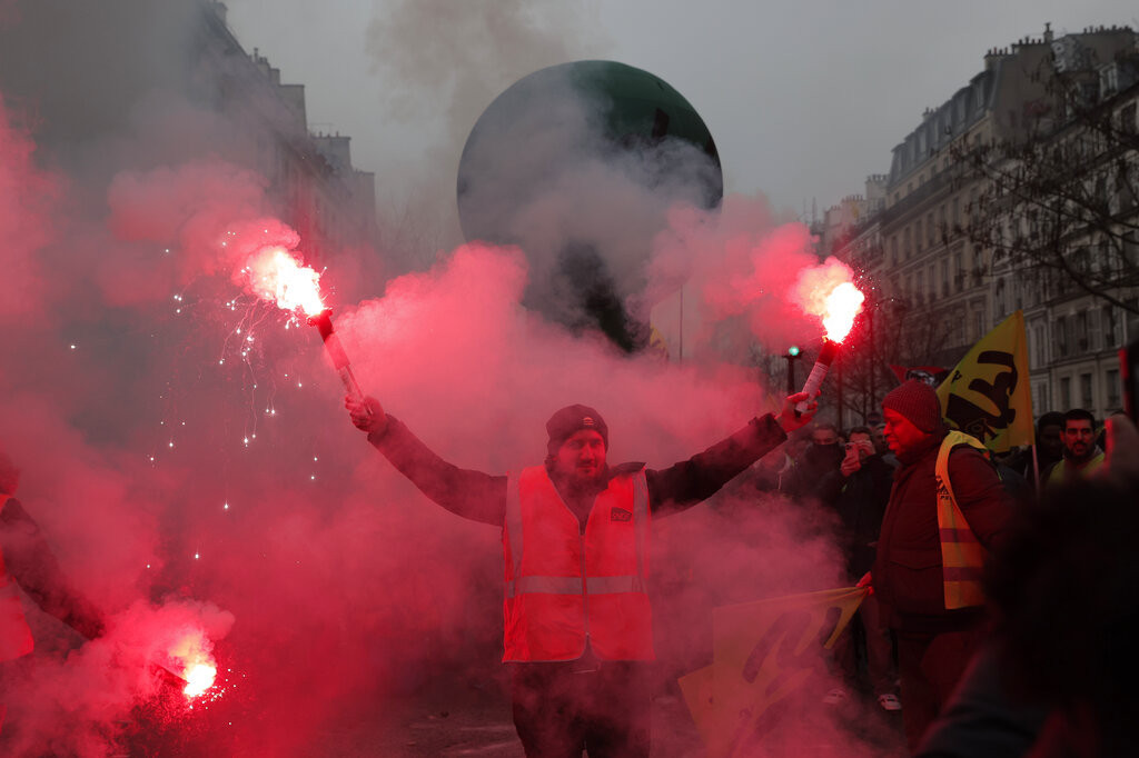 Francuzi ustali protiv penzione reforme, policija odgovorila suzavcem (VIDEO)