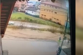Pokušao da spase komšiju iz nabujale Trnavice, pa i on upao u vodu: Jeziv snimak iz Novog Pazara (VIDEO)