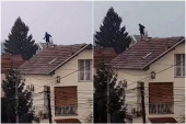 Mladić iz Leskovca još na krovu zgrade: Nagovaraju ga da siđe, pobegao iz kruševačkog zatvora? (VIDEO)