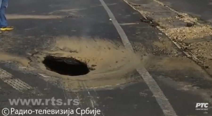 Prestoničke ulice "zrele" za rekonstrukciju! Pogledajte kako rupe "gutaju" autobuse i automobile u Beogradu (FOTO)