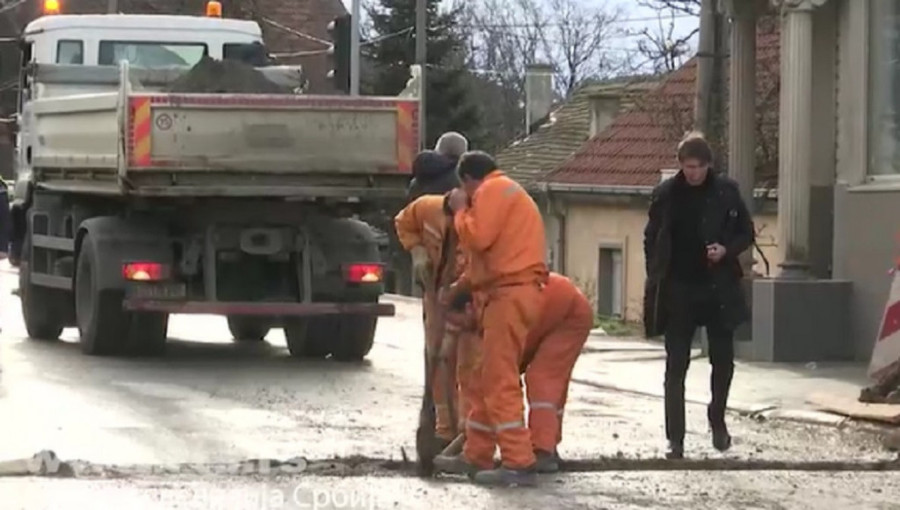Prestoničke ulice "zrele" za rekonstrukciju! Pogledajte kako rupe "gutaju" autobuse i automobile u Beogradu (FOTO)