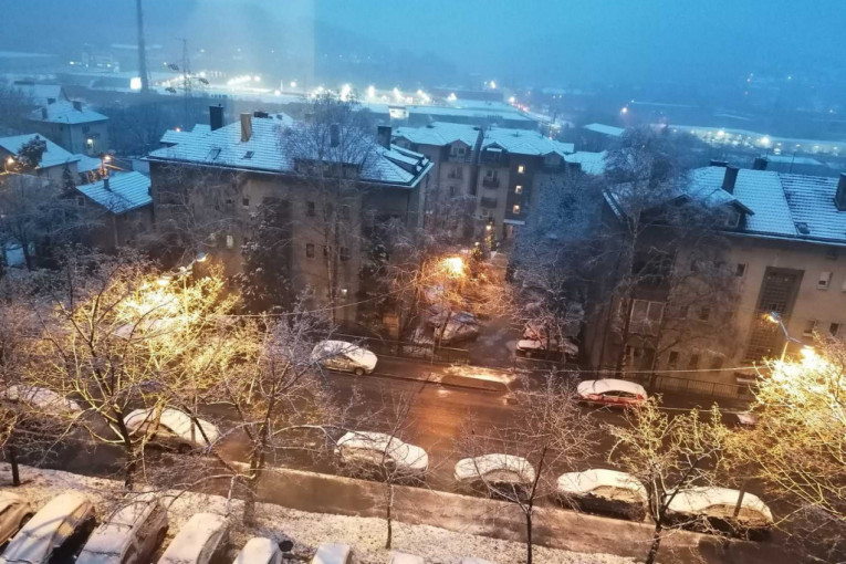 Sneg pao u Beogradu drugi put ove zime! Zabeleli se krovovi kuća i automobila (FOTO)