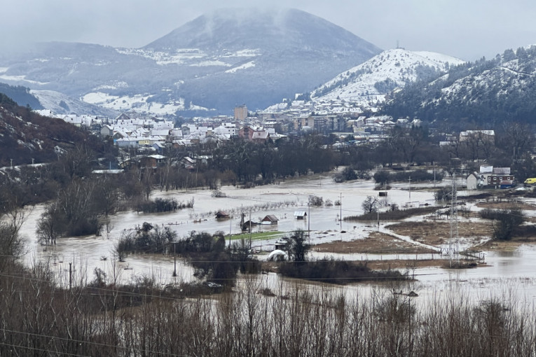 Srbija je i dalje pod vodom, ali situacija nije alarmantna! Lim i Toplica se smiruju, meštani Kuršumlije dobili vodu