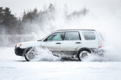 Pamet u glavu, oči na put: Kako bezbedno voziti po snegu i poledici