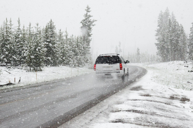 AMSS izdao novo upozorenje za vozače: Oprez u vožnji zbog snega i magle u nekim delovima Srbije!