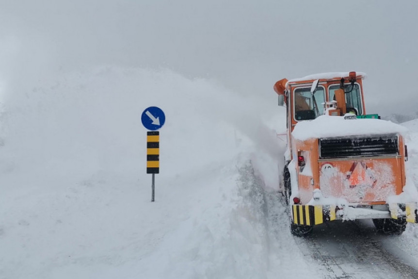 Na vrhu Golije skoro pola metra snega, jak vetar pravi visoke nanose: Teška mehanizacija poslata na teren (FOTO)