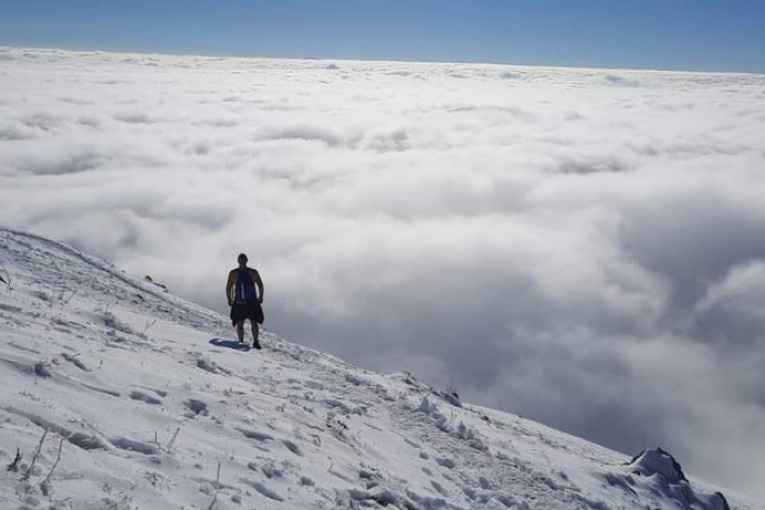 Srpski “ledeni čovek” se samo u šortsu popeo na najviši vrh planine Rtanj! I to na temperaturi od minus četiri stepena!