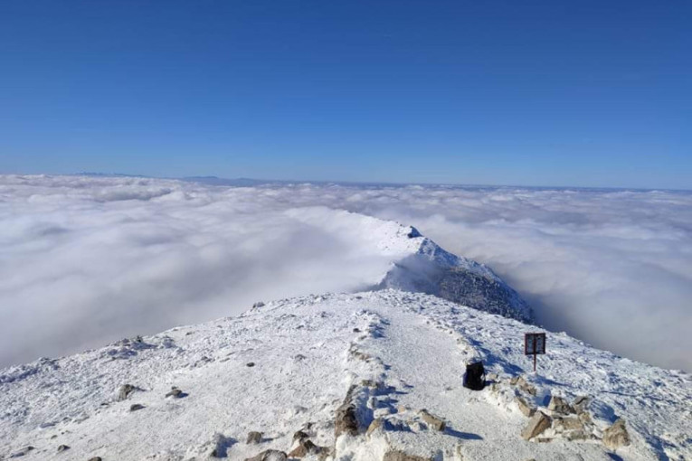 Srpski “ledeni čovek” se samo u šortsu popeo na najviši vrh planine Rtanj! I to na temperaturi od minus četiri stepena!