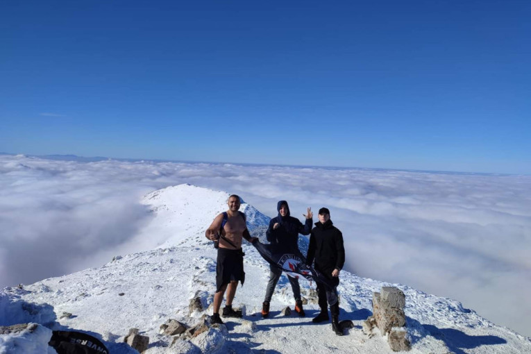 Srpski “ledeni čovek” se samo u šortsu popeo na najviši vrh planine Rtanj! I to na temperaturi od minus četiri stepena!