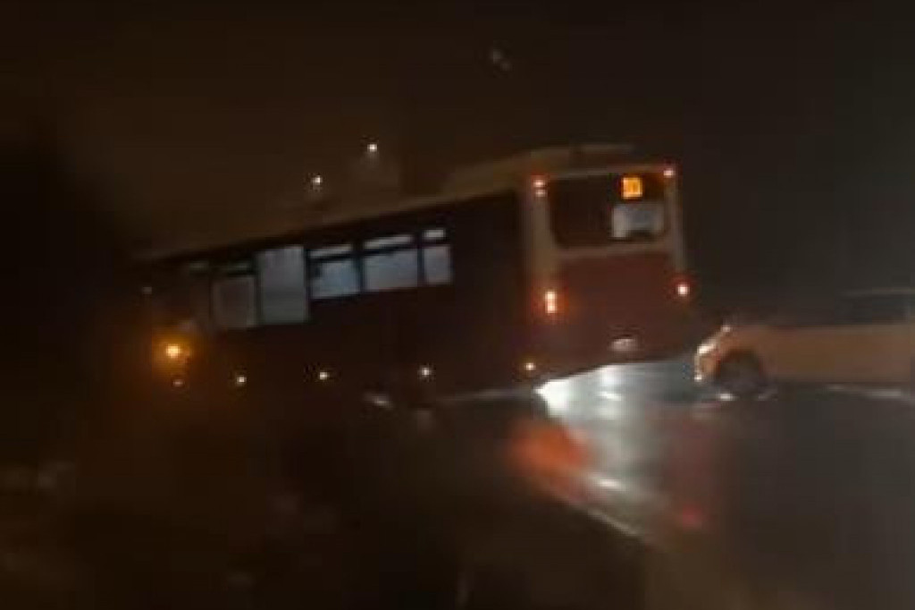 Saobraćajni udes kod Vinče, autobus na liniji 303 sleteo u jarak, prevozi ka gradu ne idu! (VIDEO)